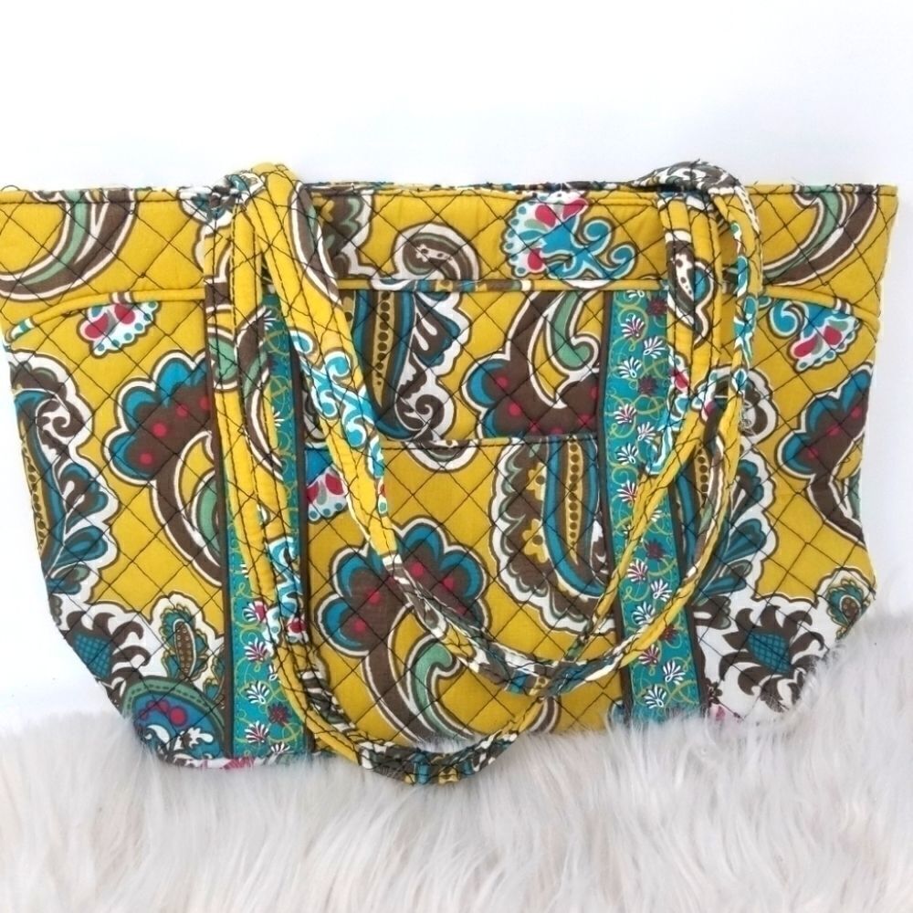 Quilted tote bag. World Vision.